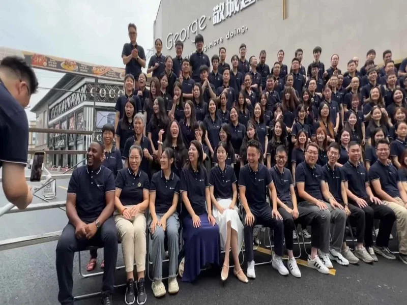 Das Team von George Group vor dem Hauptsitz in Foshan